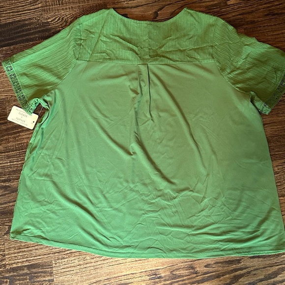 Pretty green top-New with tag! - Picture 4 of 4